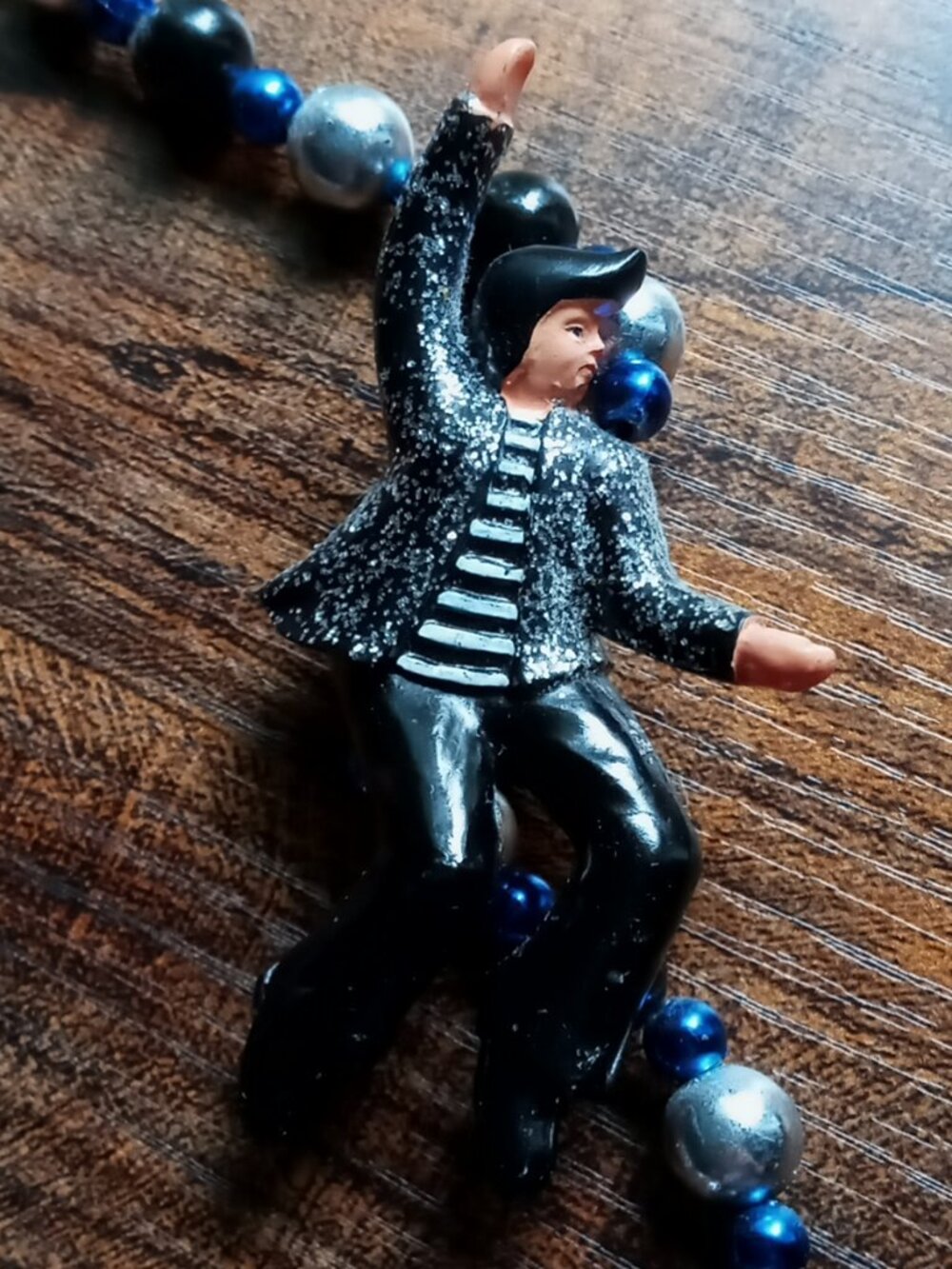 Vintage Mardi Gras Throw Bead Necklace w/3 Elvis Presley Figurines 🕺🎙️🎸⚡️ - Picture 13 of 16